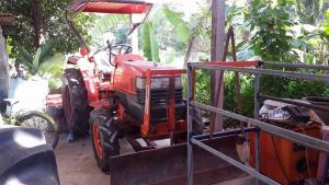 ขายรถไถ KUBOTA3408 4×4สภาพพร้อมใช้งาน เอกสารเล่มทะเบียนพร้อมโอน อุปกรณ์พร้อม ใบดันหน้า ผานหลัง เดิมใช้งานมือเดียว สภาพสวย